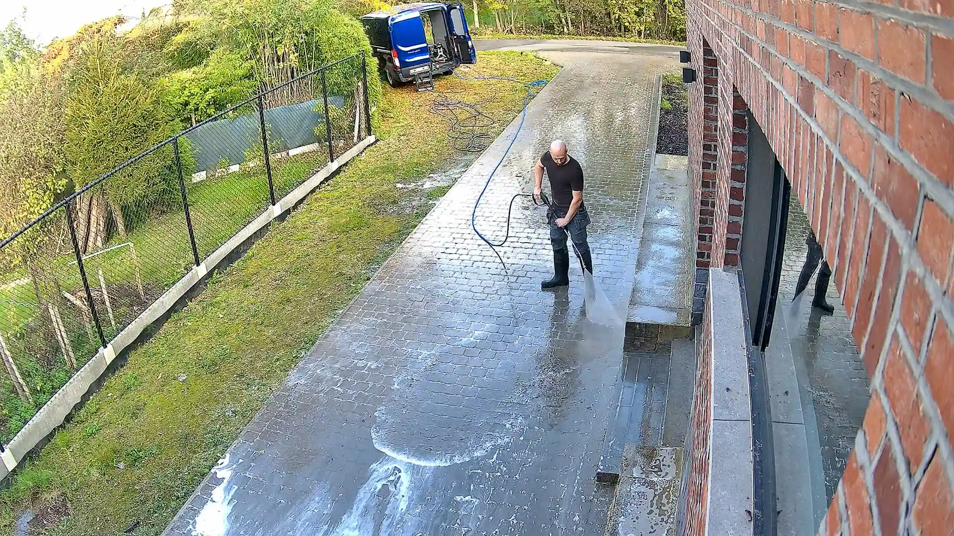Reiniging van opritten en terrassen – klinkers, beton en natuursteen