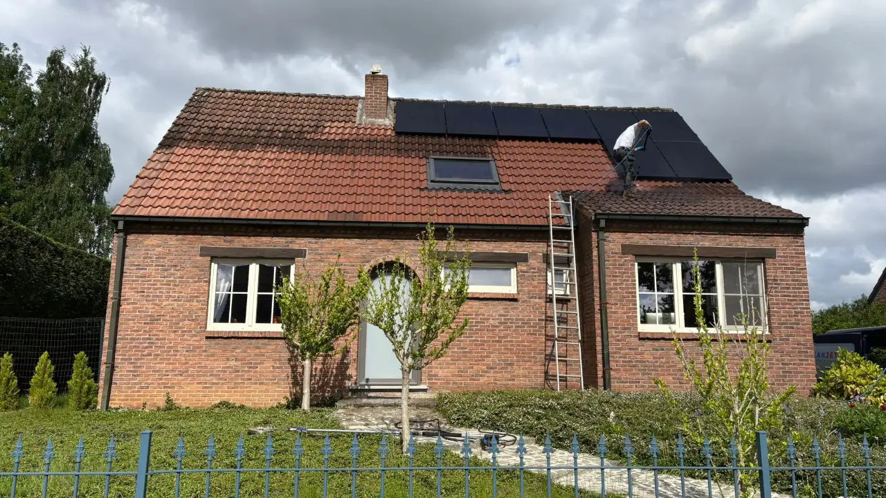 Professionele dakreiniging met softwash, stoom of hogedruk
