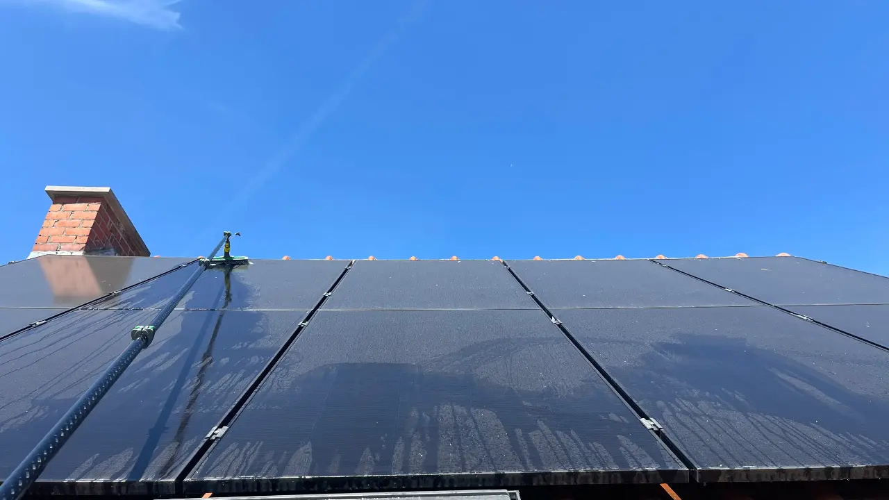 Zonnepanelen schoonmaken met osmosewater voor maximaal rendement