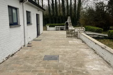 Zandstenen terras in Kampenhout veilig gereinigd en verkoopklaar gemaakt